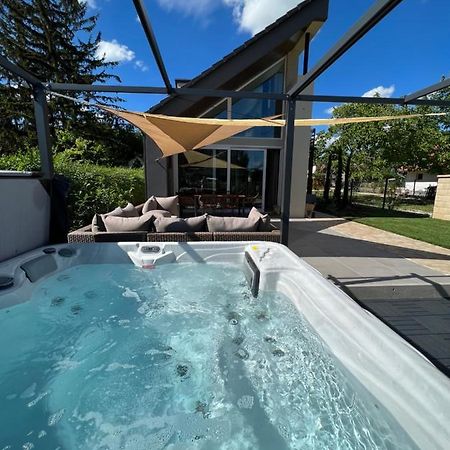 Beige Villa Balatonkenese Eksteriør billede
