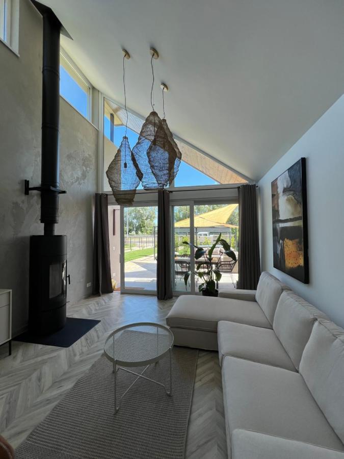 Beige Villa Balatonkenese Eksteriør billede