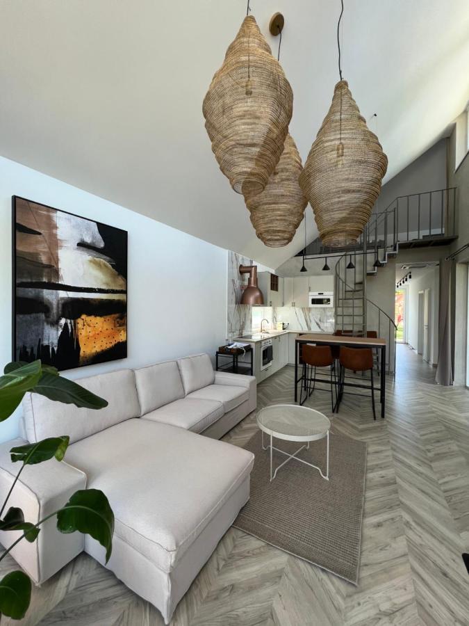Beige Villa Balatonkenese Eksteriør billede
