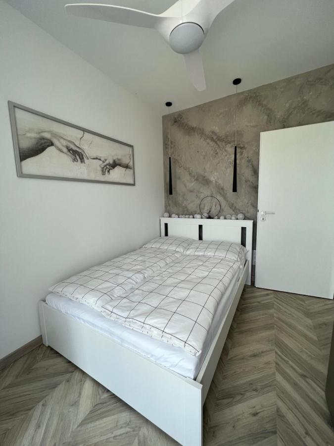 Beige Villa Balatonkenese Eksteriør billede