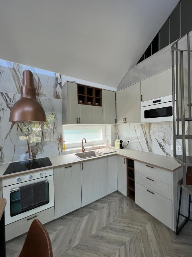 Beige Villa Balatonkenese Eksteriør billede
