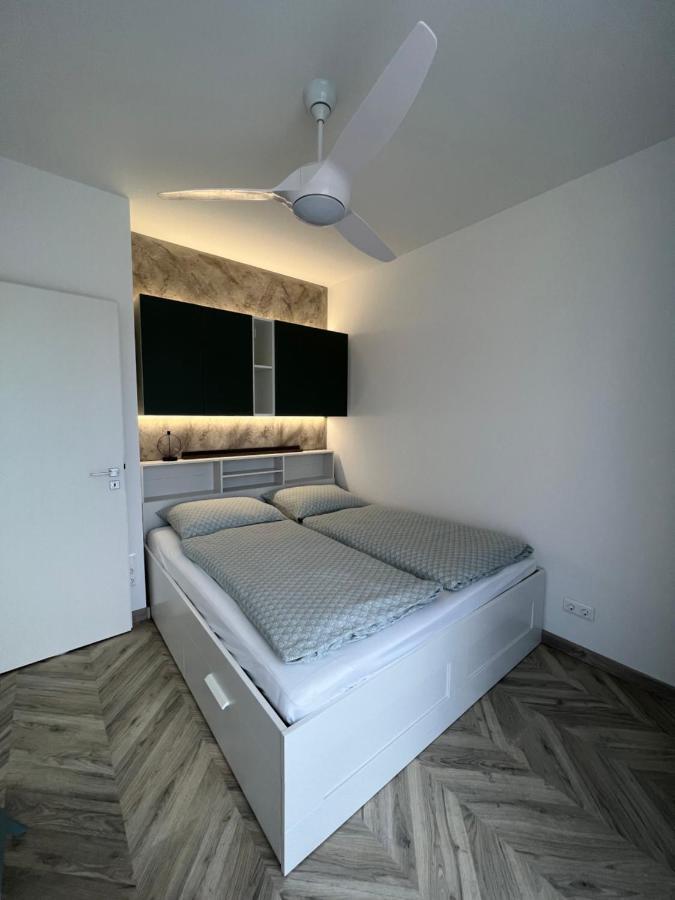 Beige Villa Balatonkenese Eksteriør billede